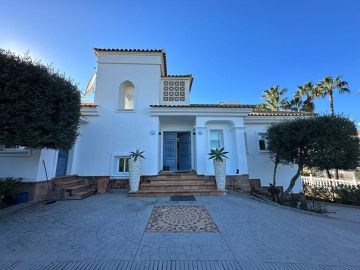 Magnifique villa de 5/6 chambres à La Alqueria, Benahavis Location longue durée Costa Del Sol