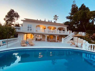 Villa 5 dormitorios/5 baños, El Chaparral Reventa Costa Del Sol