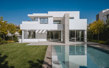 ÉLÉGANTE VILLA CONTEMPORAINE AVEC 5 CHAMBRES AVEC SALLE DE BAINS PRIVÉE À EL  PARAÍSO, NOUVEAU GOLDEN MILE, MARBELLA Revente Costa Del Sol