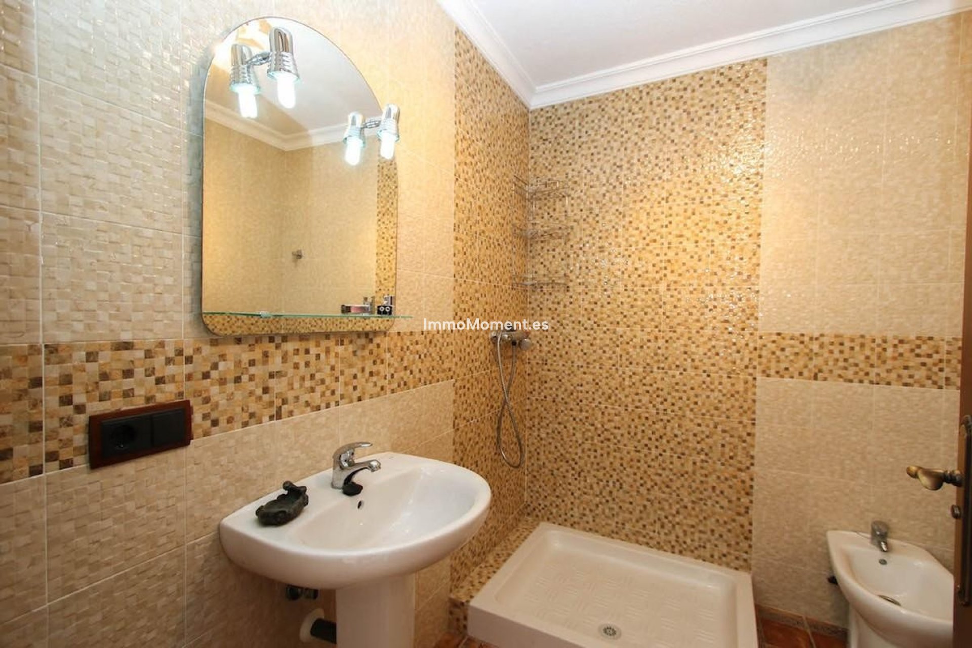Bestaande woning - Rijtjeshuis - Binnenland  - Guaro