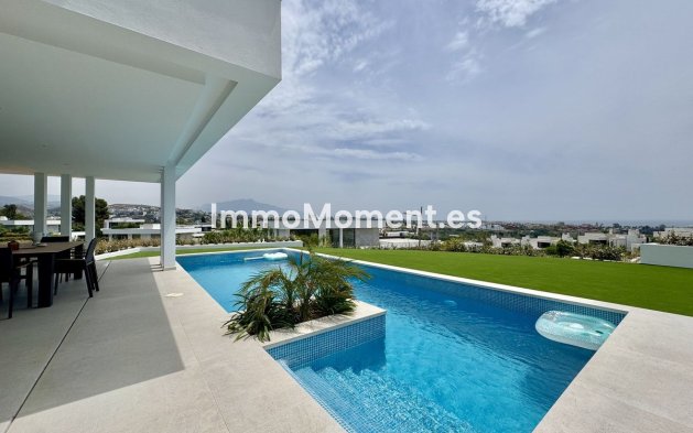 Detached villa - Resale - Estepona - Cancelada
