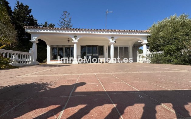 Detached villa - Resale - Estepona - Estepona Centro
