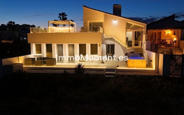 Detached villa - Resale - Estepona - Estepona Centro