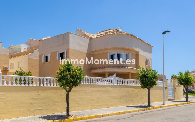 Detached villa - Resale - Torrevieja - La Siesta