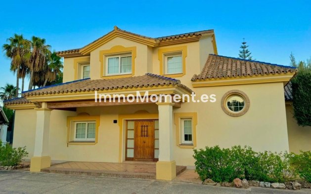 Freistehende Villa - Wiederverkauf - Estepona  - Estepona Centro