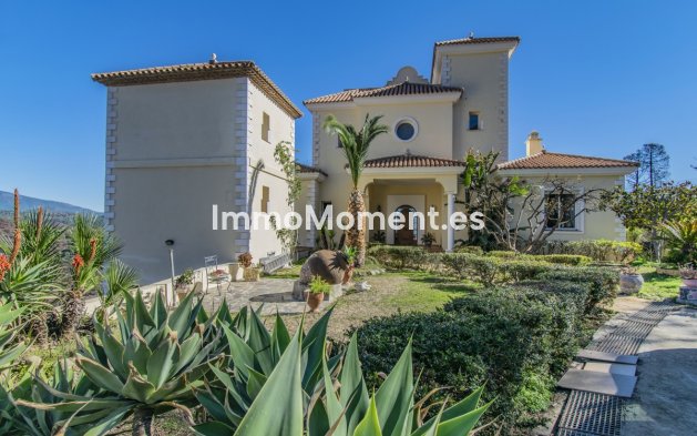 Freistehende Villa - Wiederverkauf - Estepona  - Estepona Centro