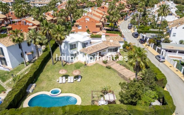 Freistehende Villa - Wiederverkauf - Estepona  - Estepona Centro