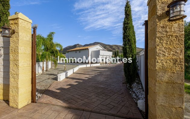 Freistehende Villa - Wiederverkauf -   Inländisch - Alhaurín el Grande Centro