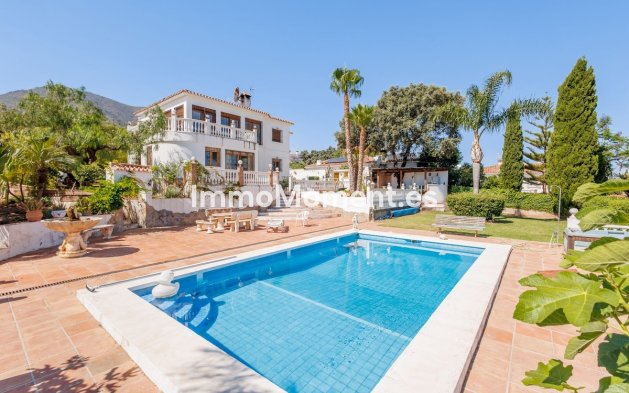 Freistehende Villa - Wiederverkauf -   Inländisch - Alhaurín el Grande Centro