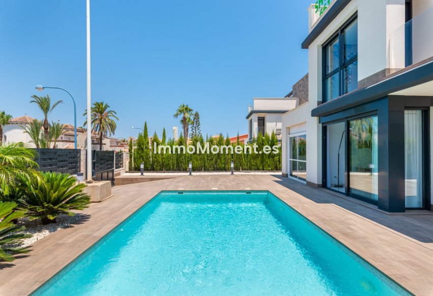 Neubau - Freistehende Villa - Playa Paraiso
