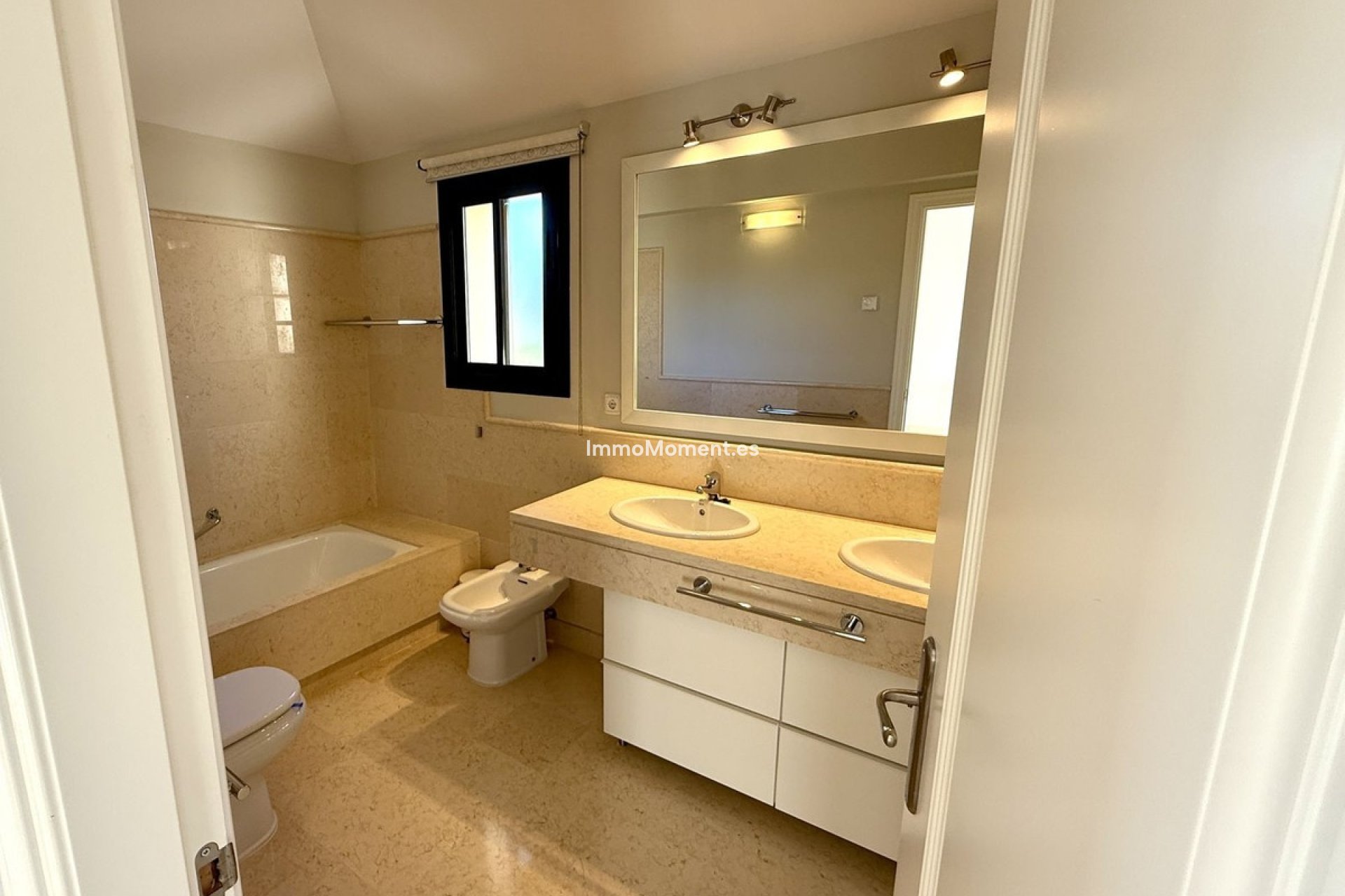 Resale - Apartment - Benahavís - Benahavís Centro