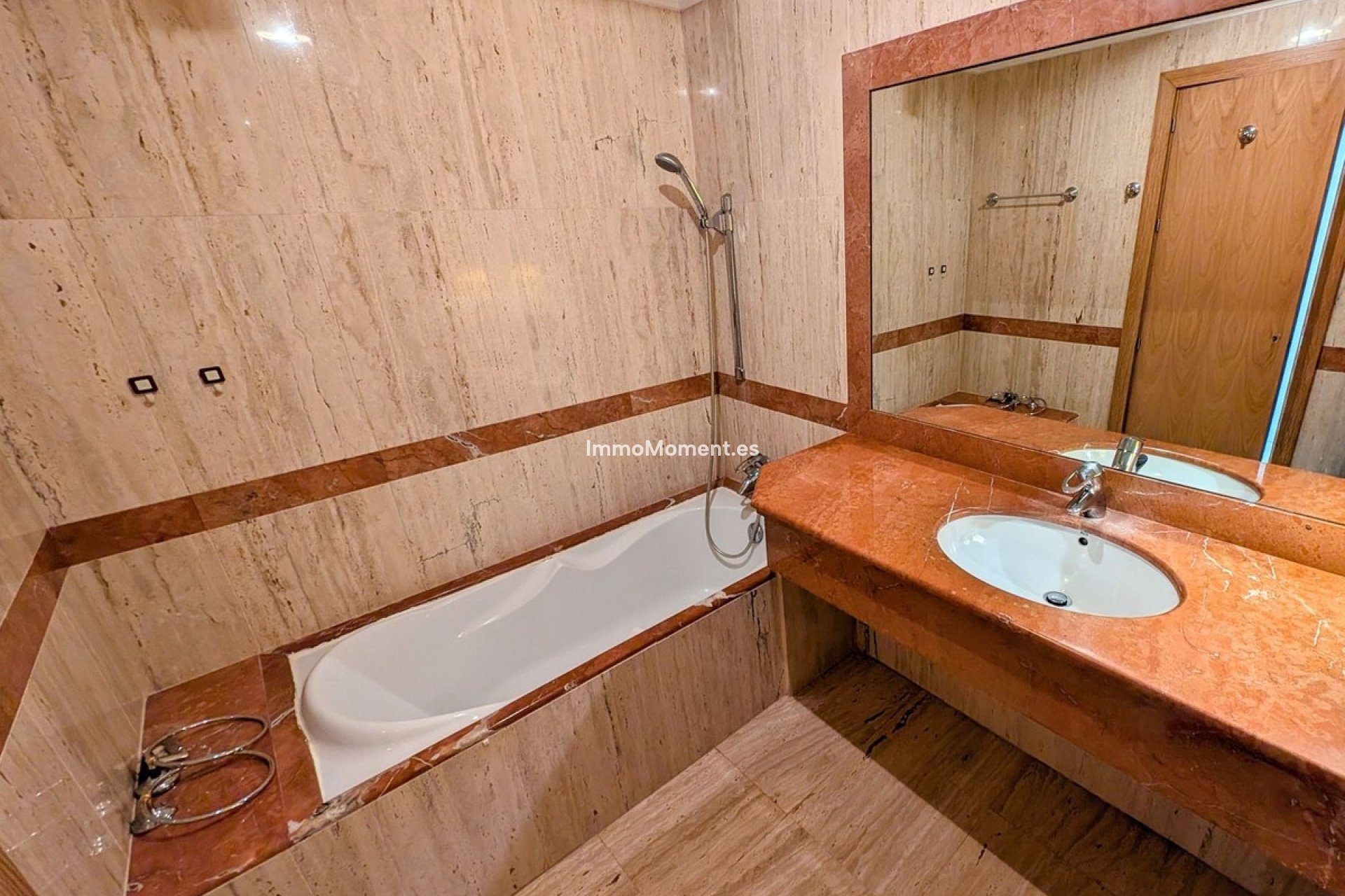 Resale - Apartment - Benahavís - Benahavís Centro