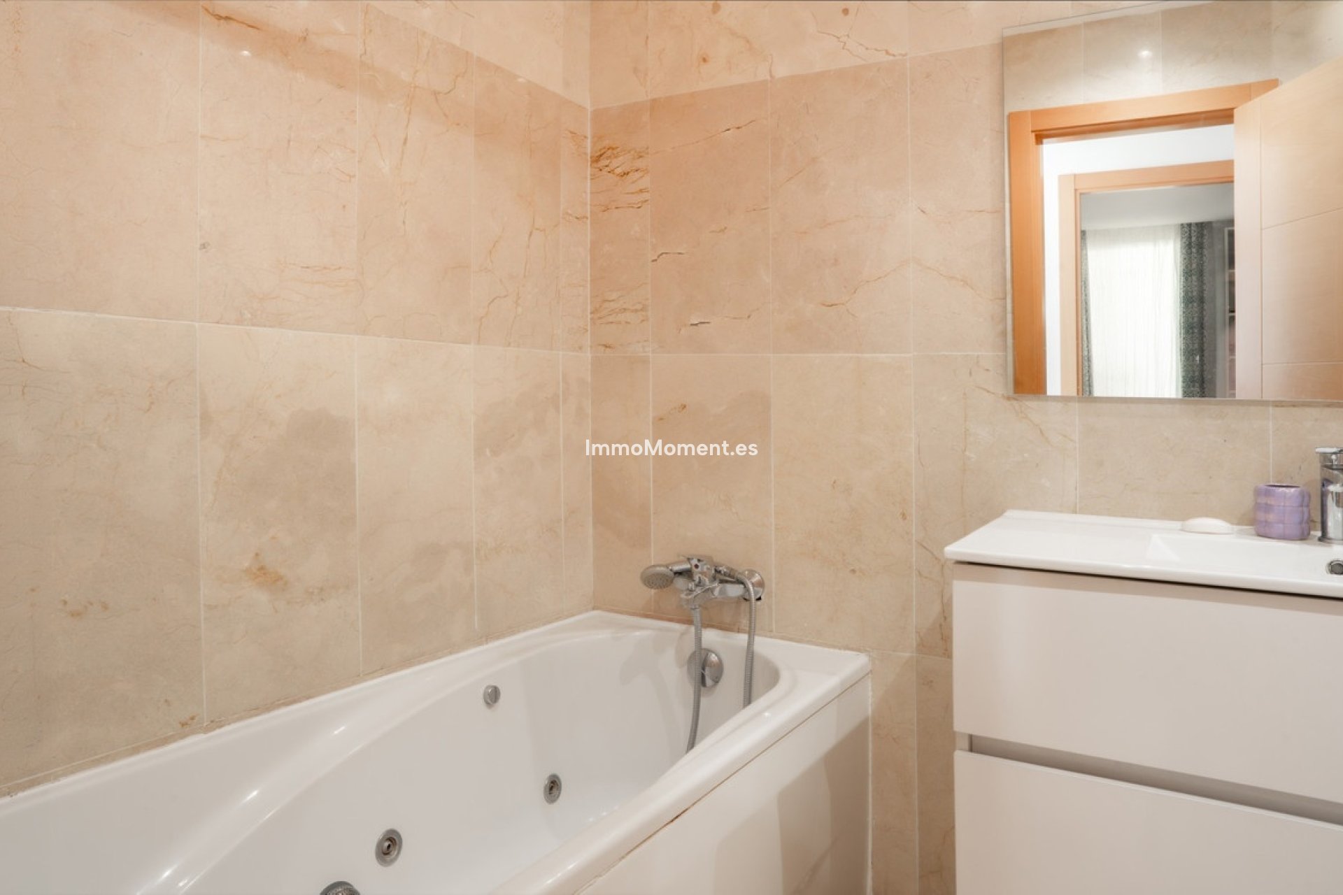 Resale - Apartment - Benahavís - Benahavís Centro