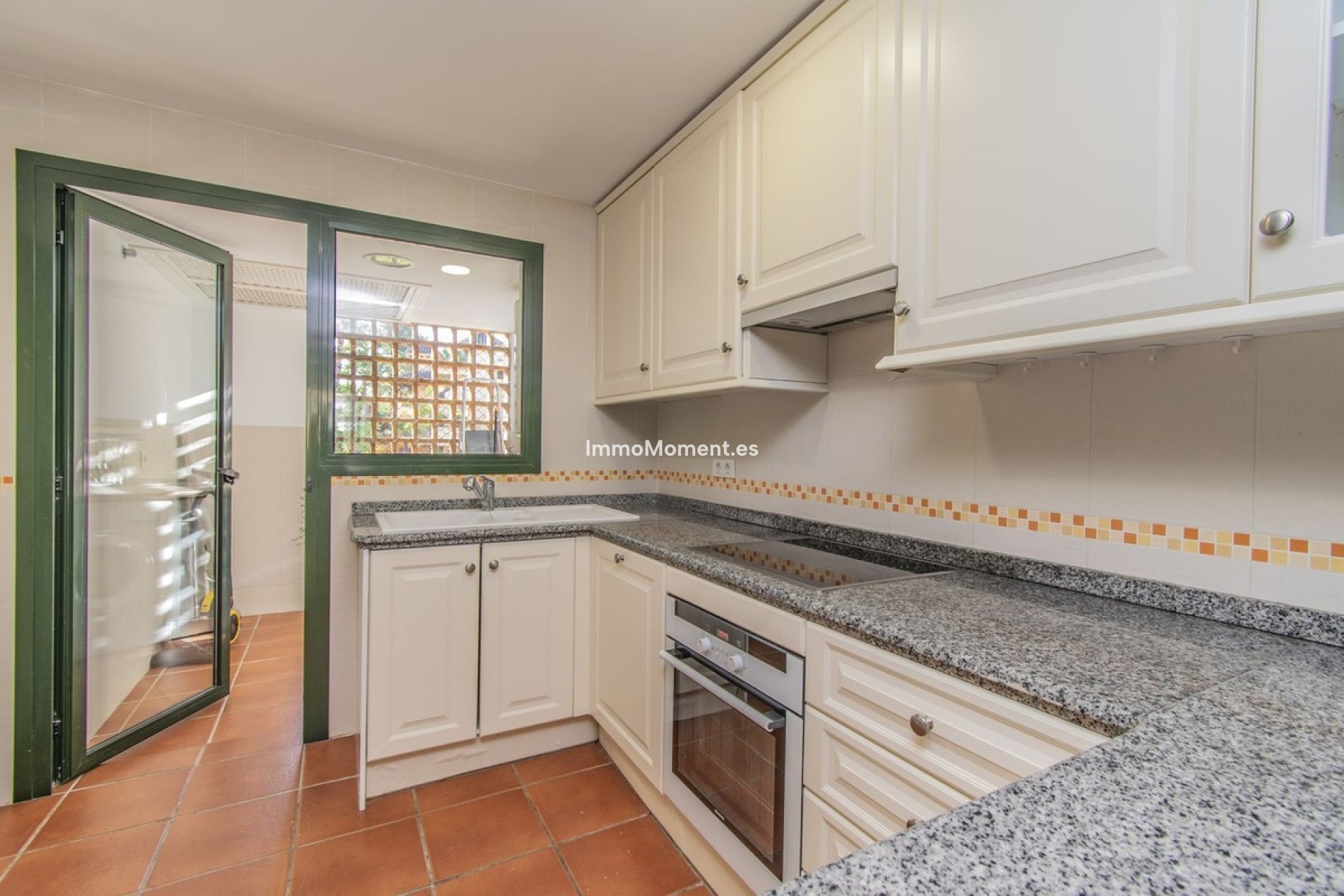 Resale - Apartment - Estepona - Atalaya