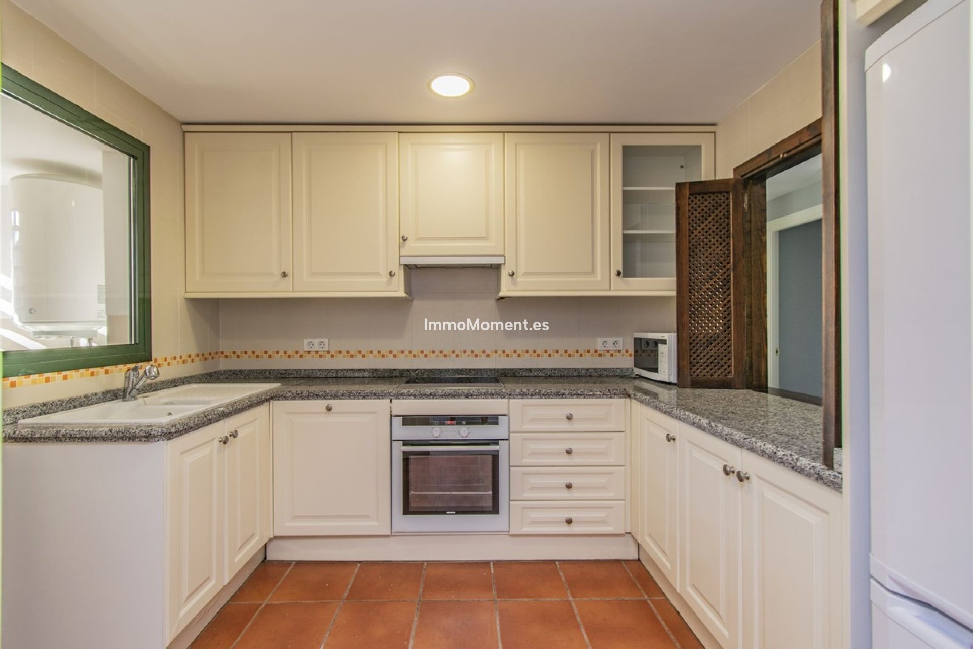 Resale - Apartment - Estepona - Atalaya