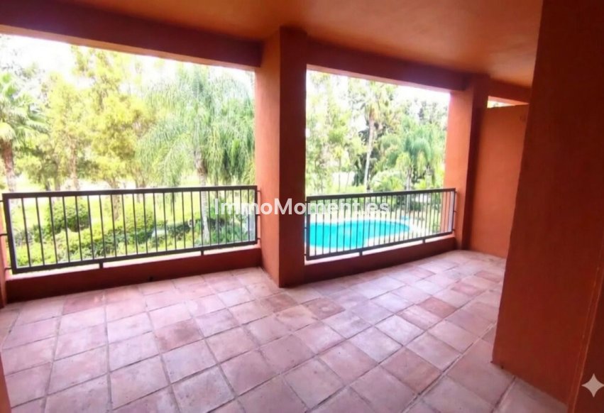 Resale - Apartment - Estepona - Atalaya