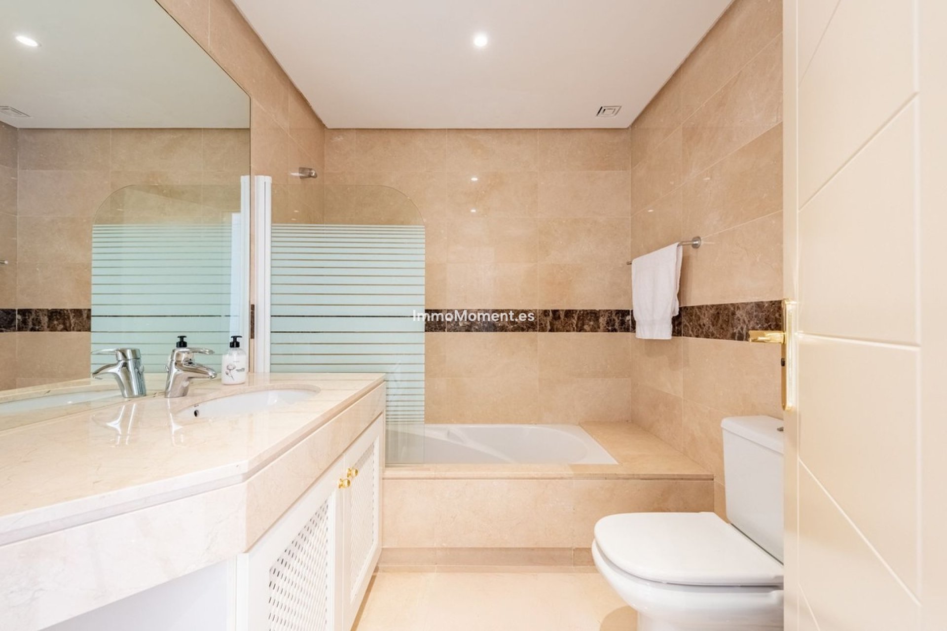 Resale - Apartment - Estepona - Atalaya