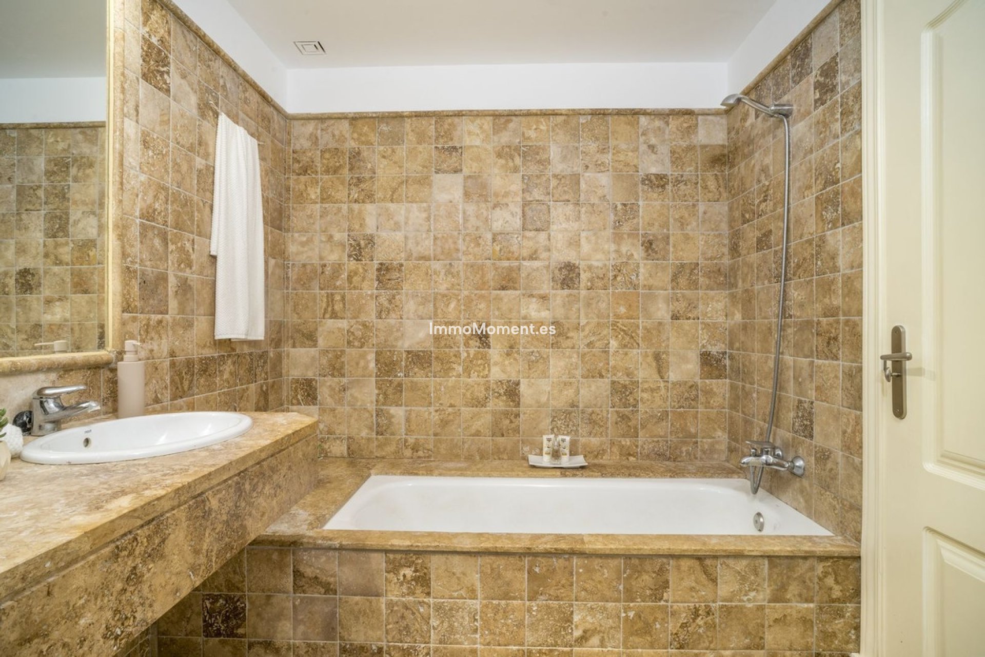 Resale - Apartment - Estepona - Atalaya