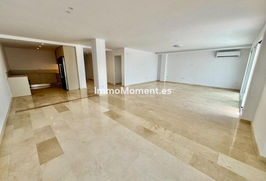 Resale - Apartment - Estepona - Atalaya