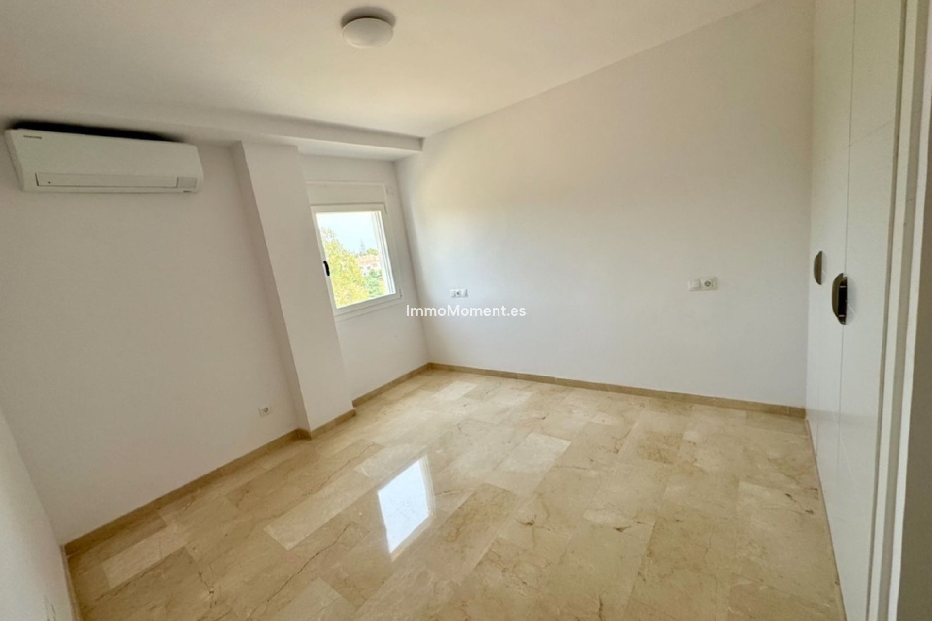 Resale - Apartment - Estepona - Atalaya