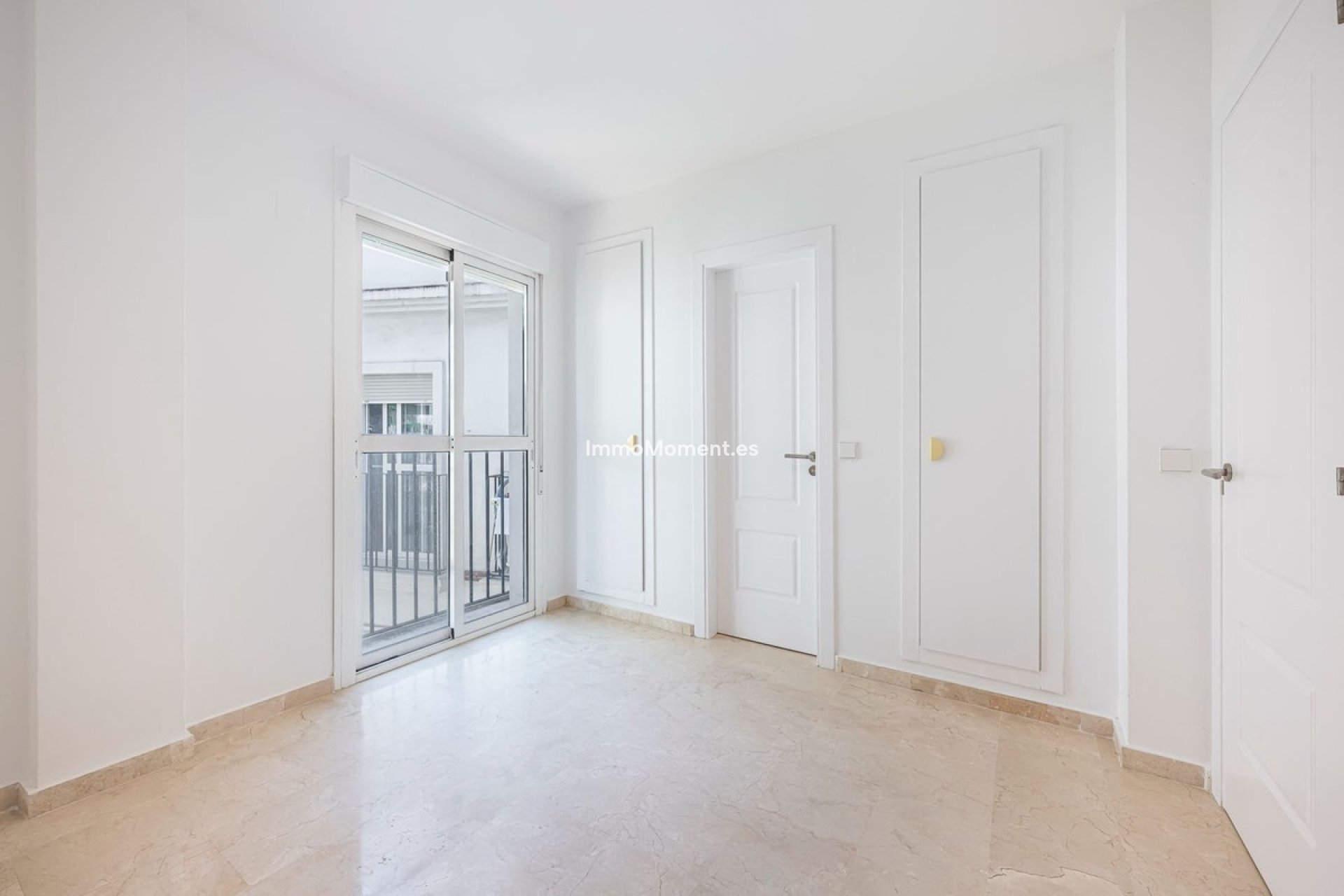 Resale - Apartment - Estepona - Cancelada