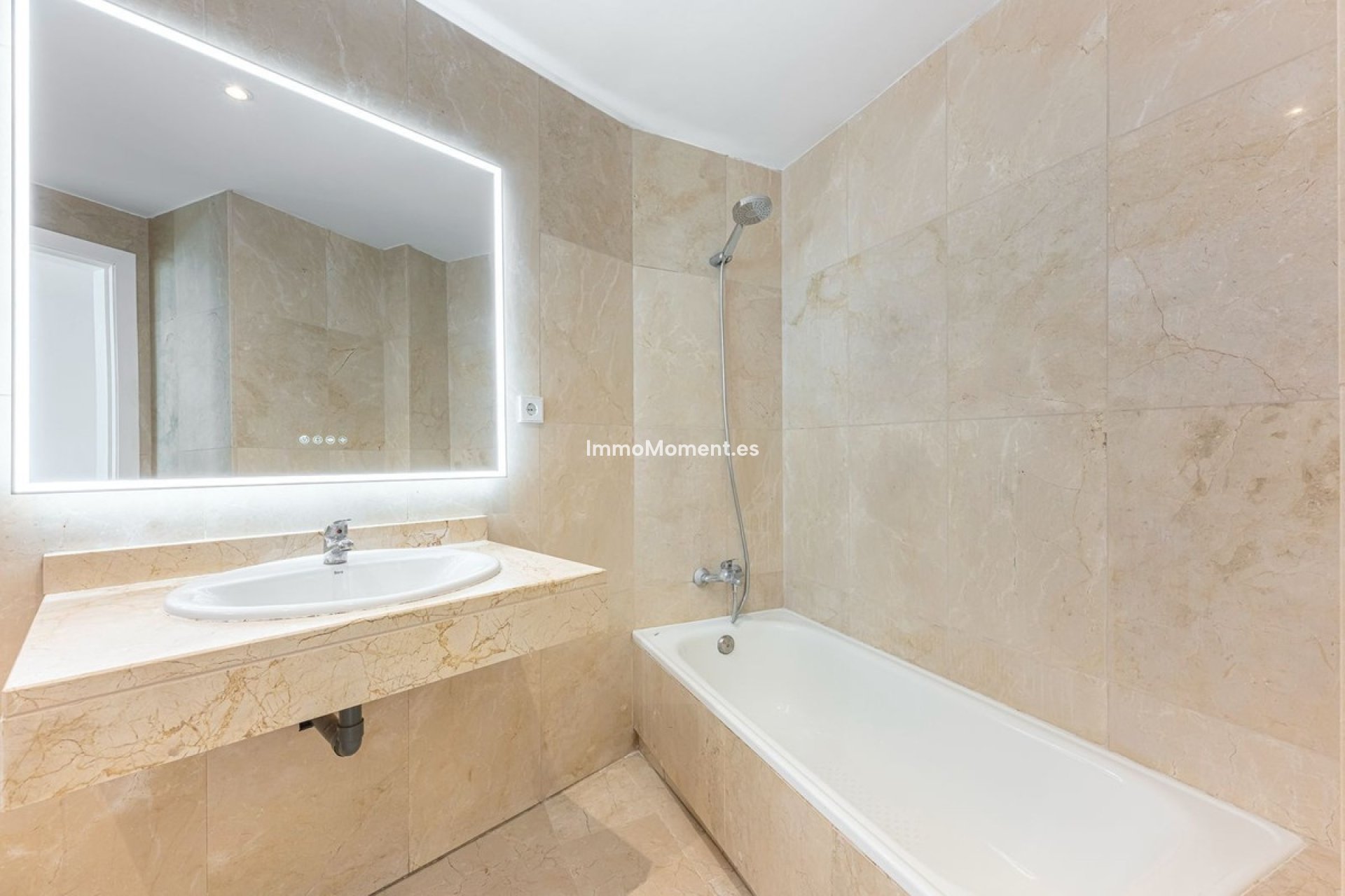 Resale - Apartment - Estepona - Cancelada