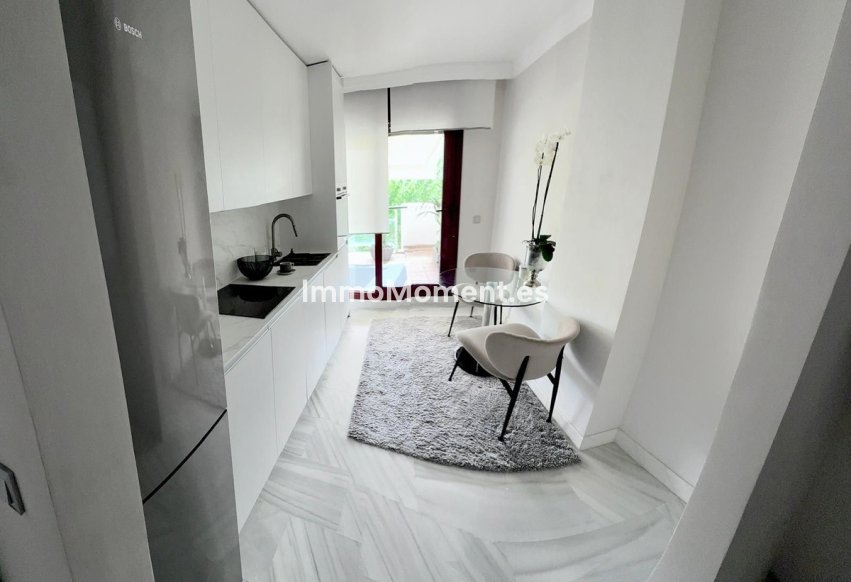 Resale - Apartment - Estepona - Selwo