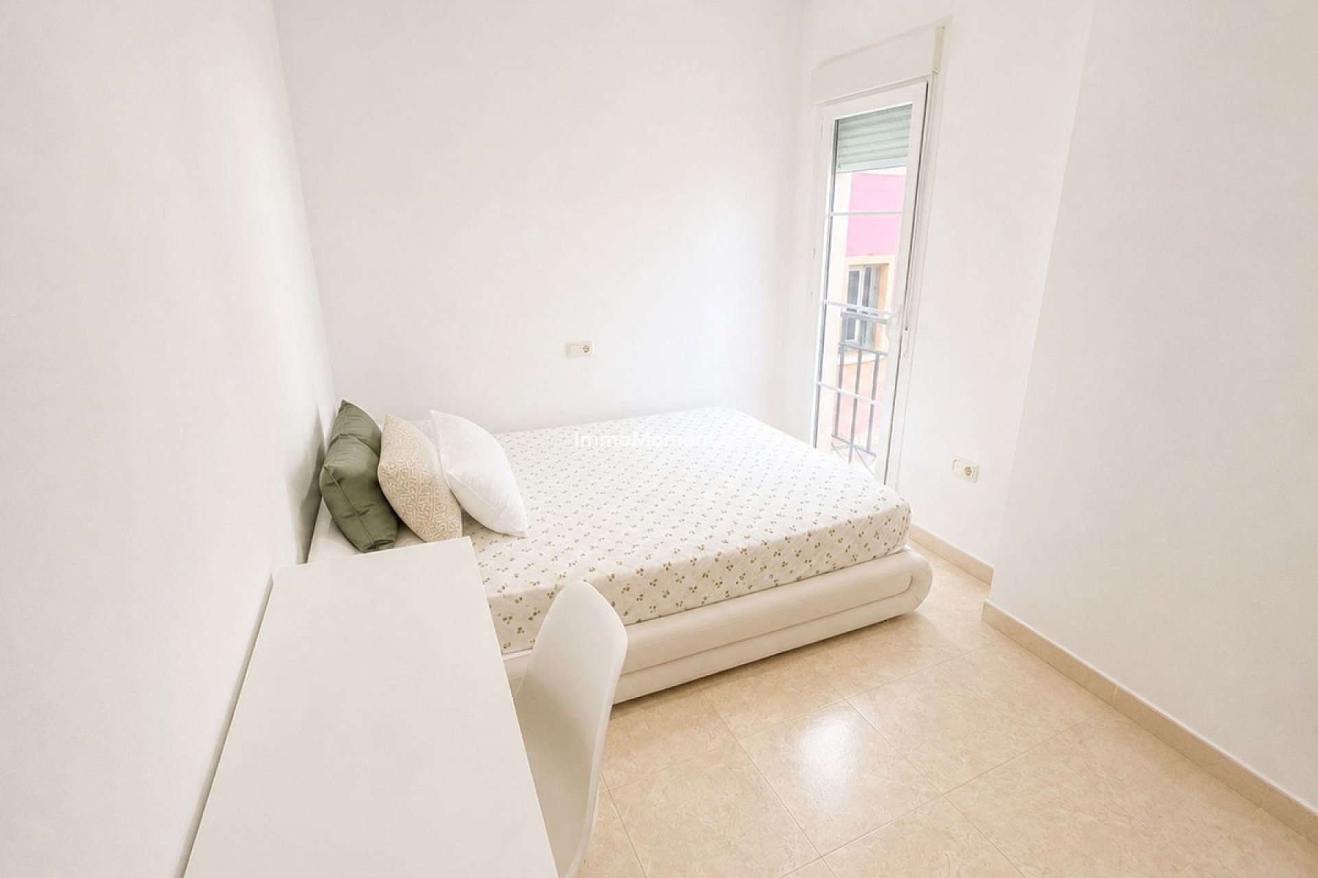 Resale - Apartment - Inland  - Guaro