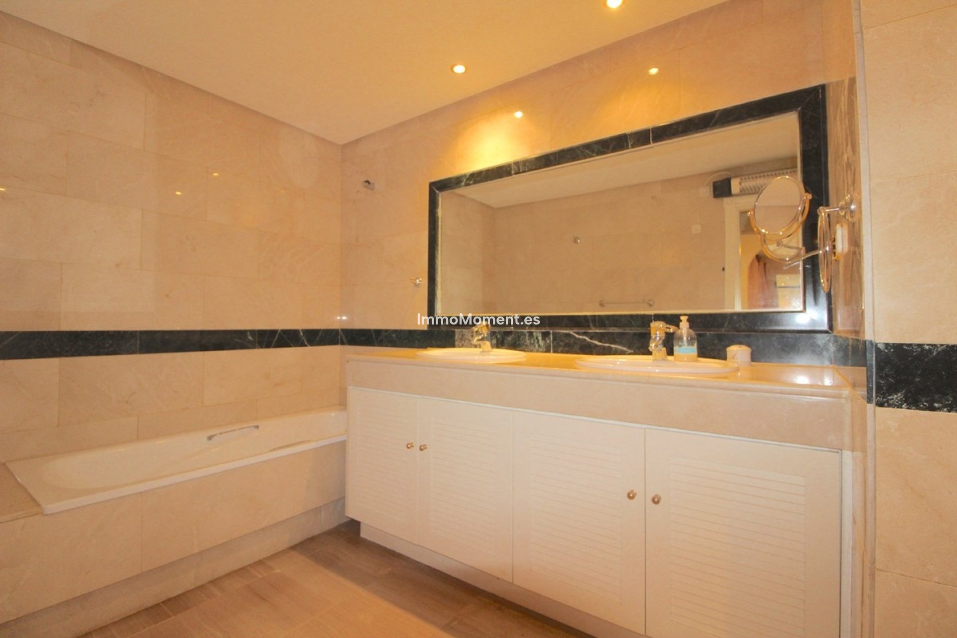 Resale - Apartment - Marbella - Bahía de Marbella
