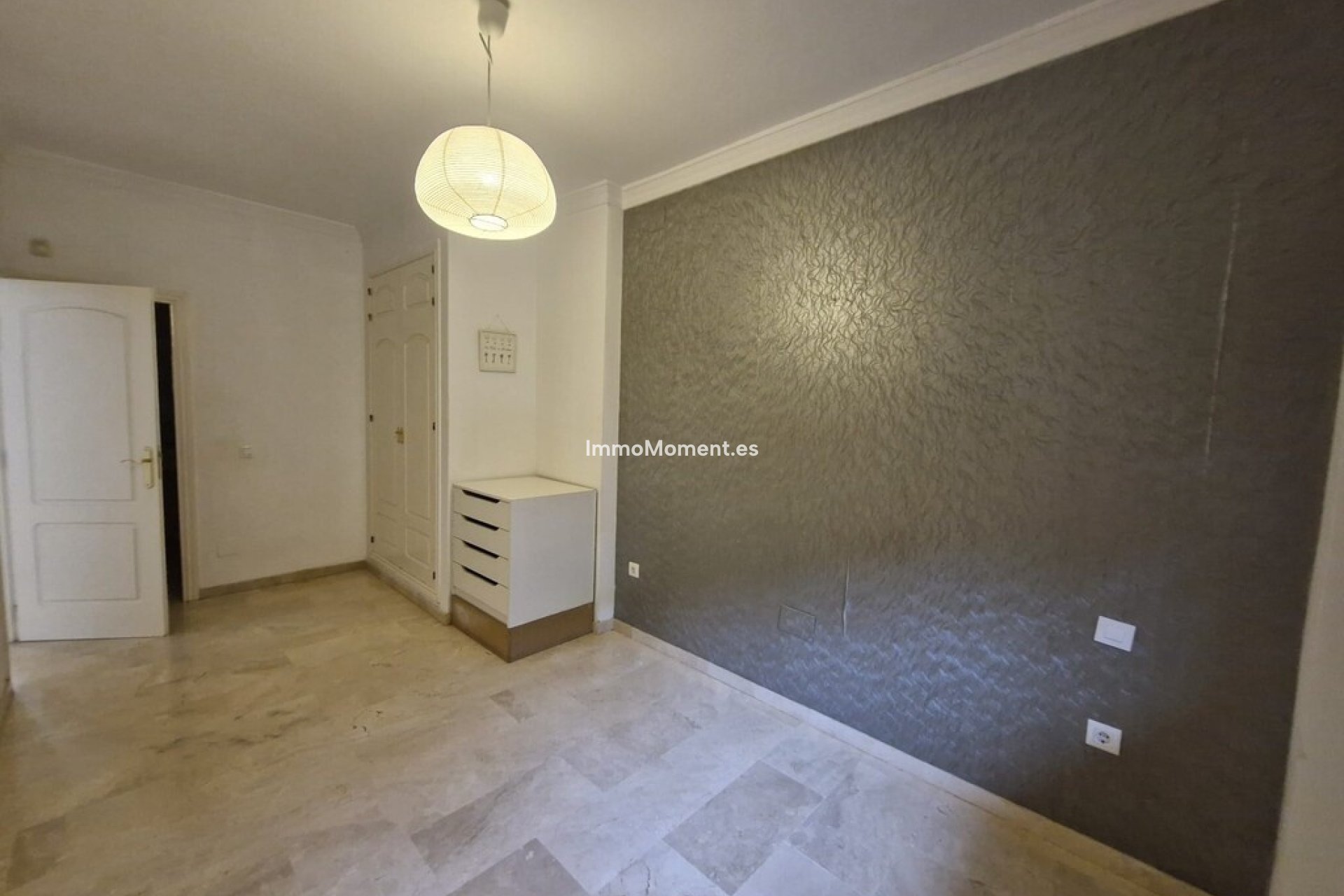 Resale - Apartment - Marbella - Elviria