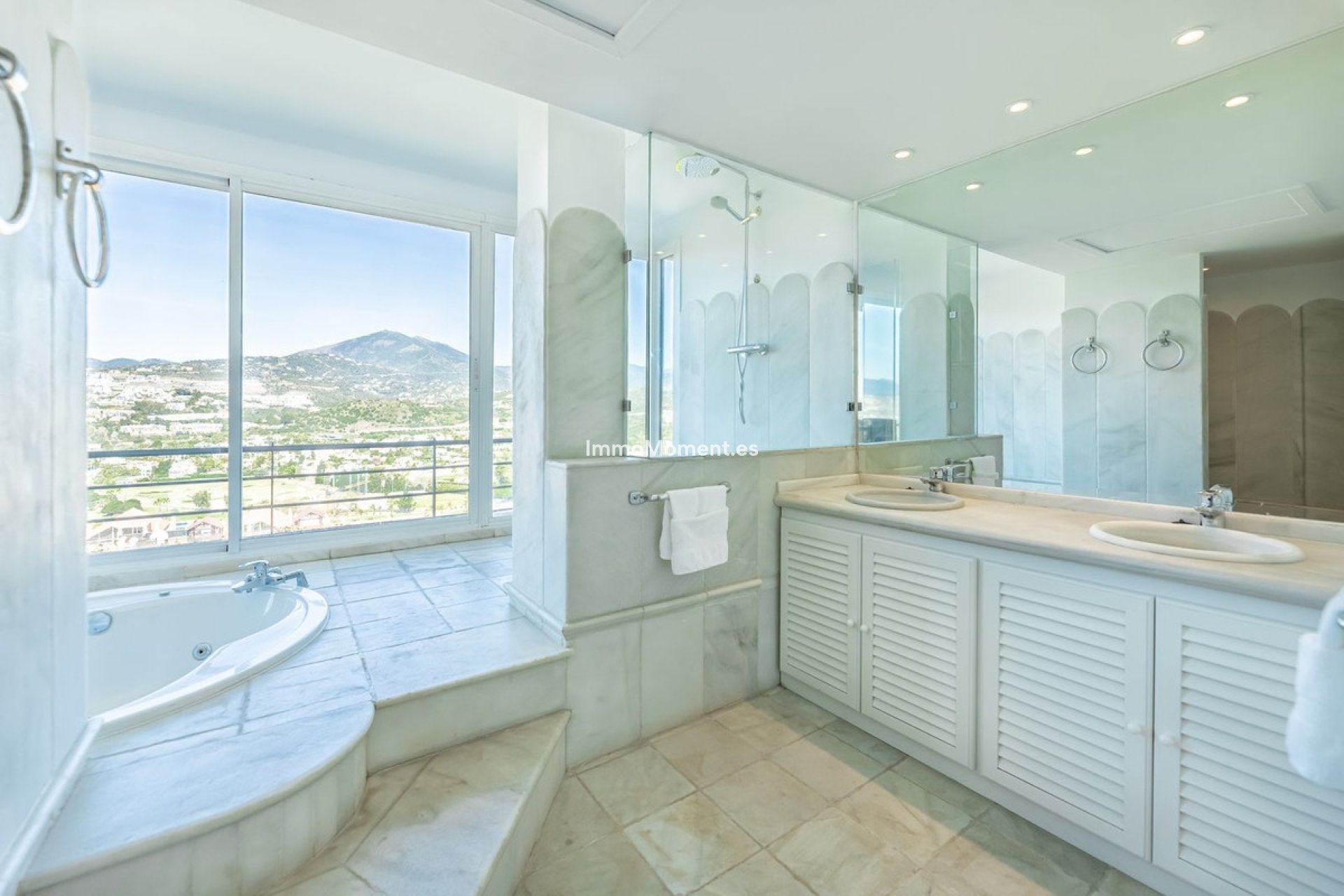 Resale - Apartment - Marbella - Nueva Andalucía