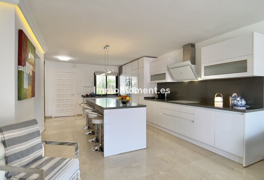 Resale - Apartment - Marbella - Nueva Andalucía