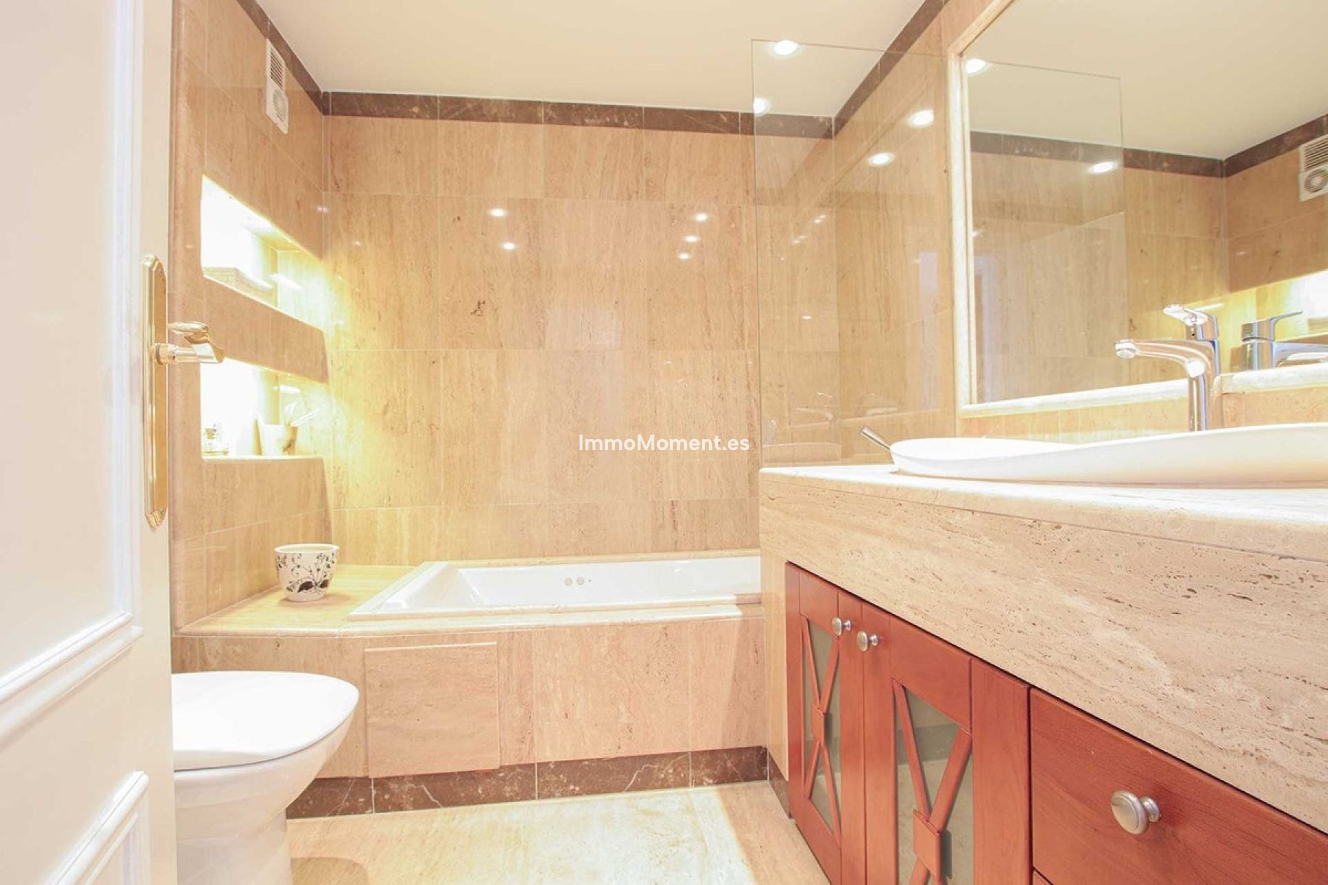 Resale - Apartment - Marbella - Nueva Andalucía
