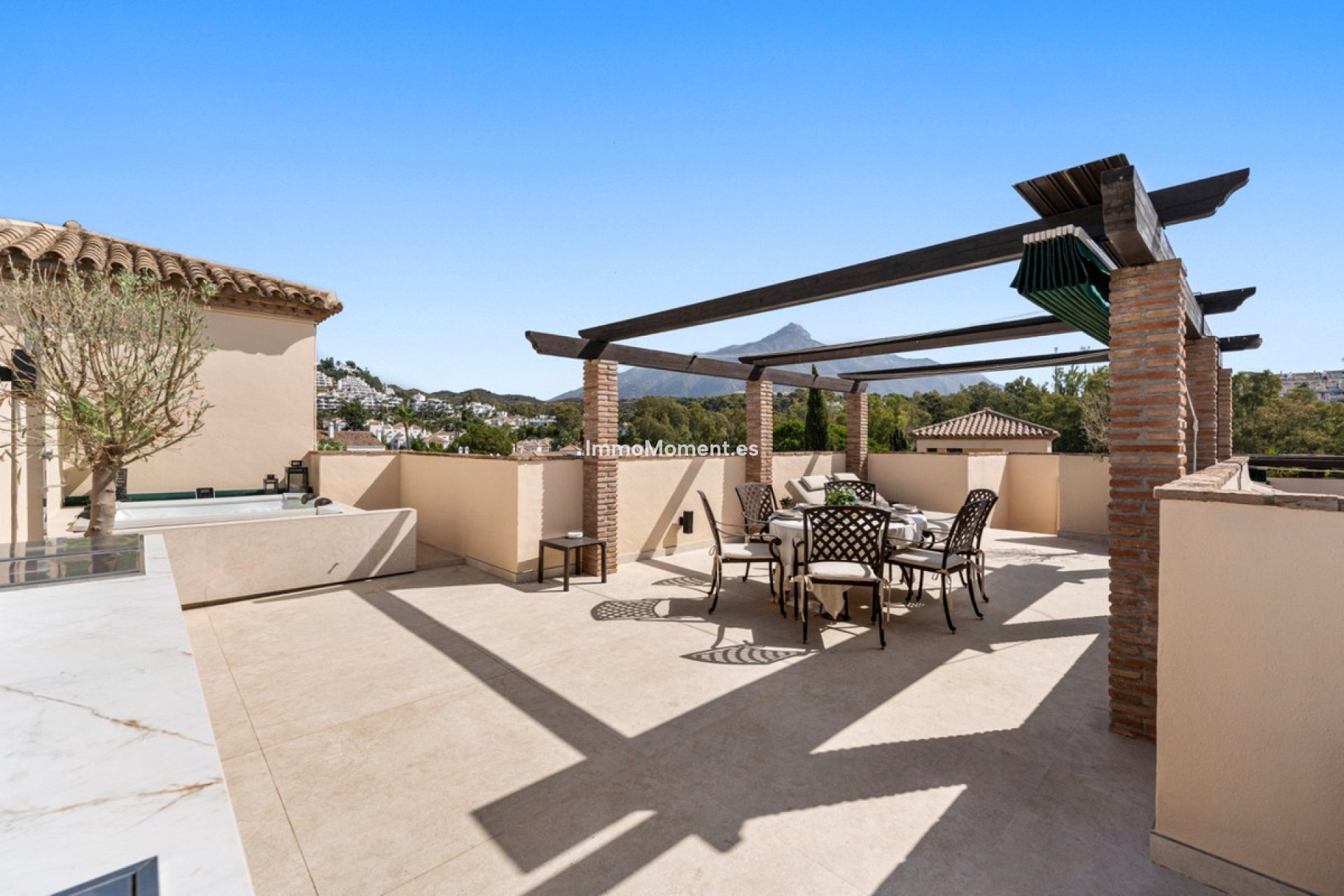 Resale - Apartment - Marbella - Nueva Andalucía