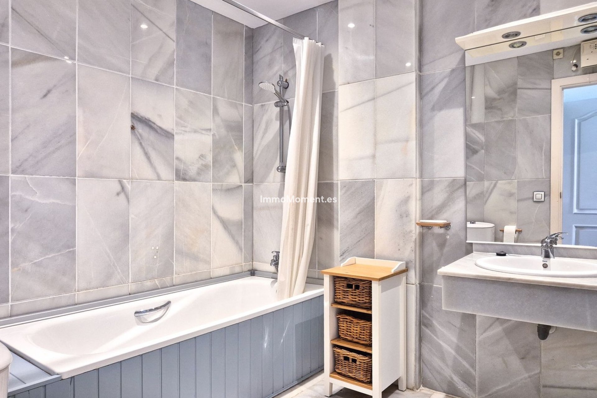 Resale - Apartment - Marbella - Nueva Andalucía