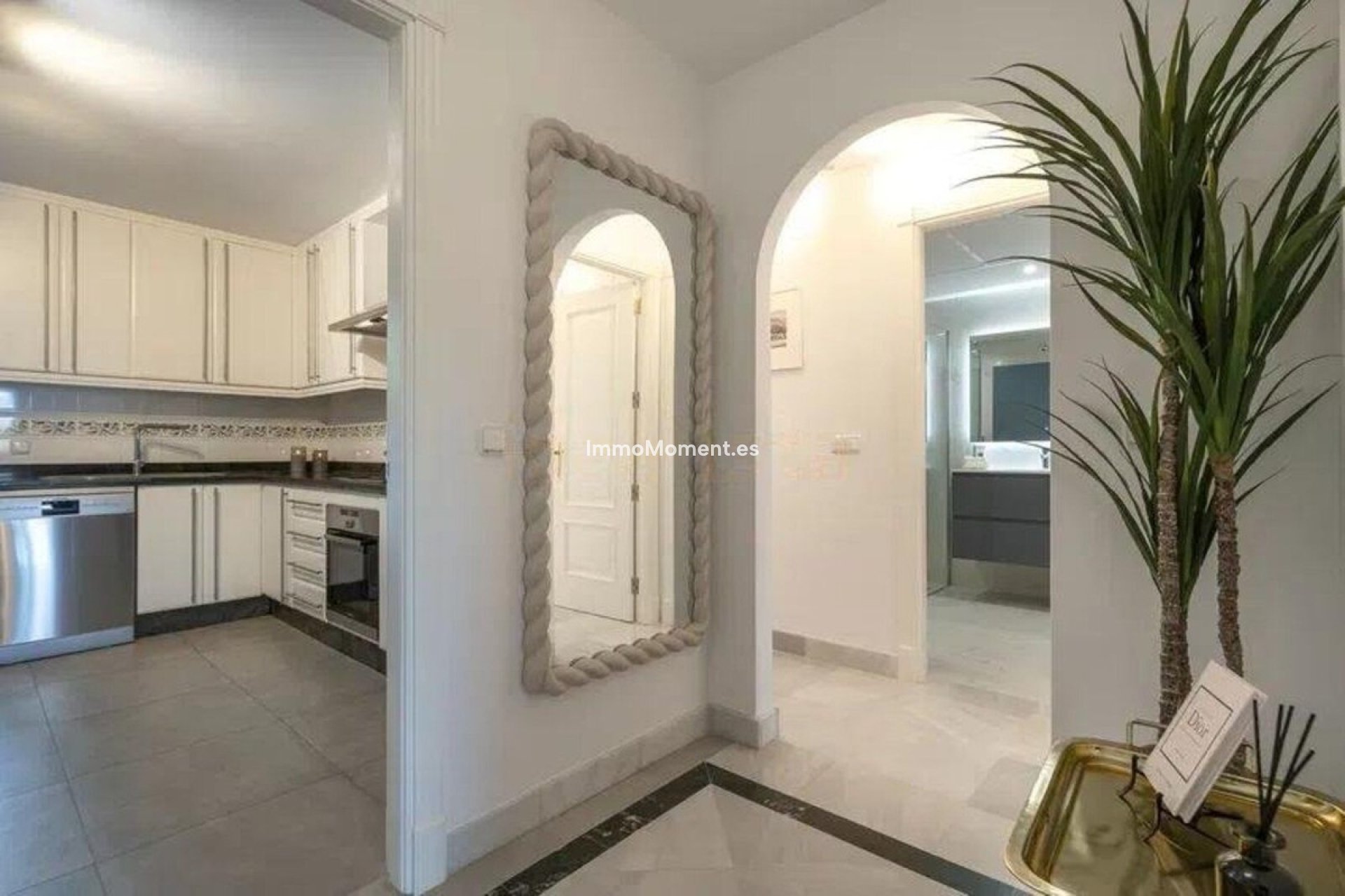Resale - Apartment - Marbella - Nueva Andalucía