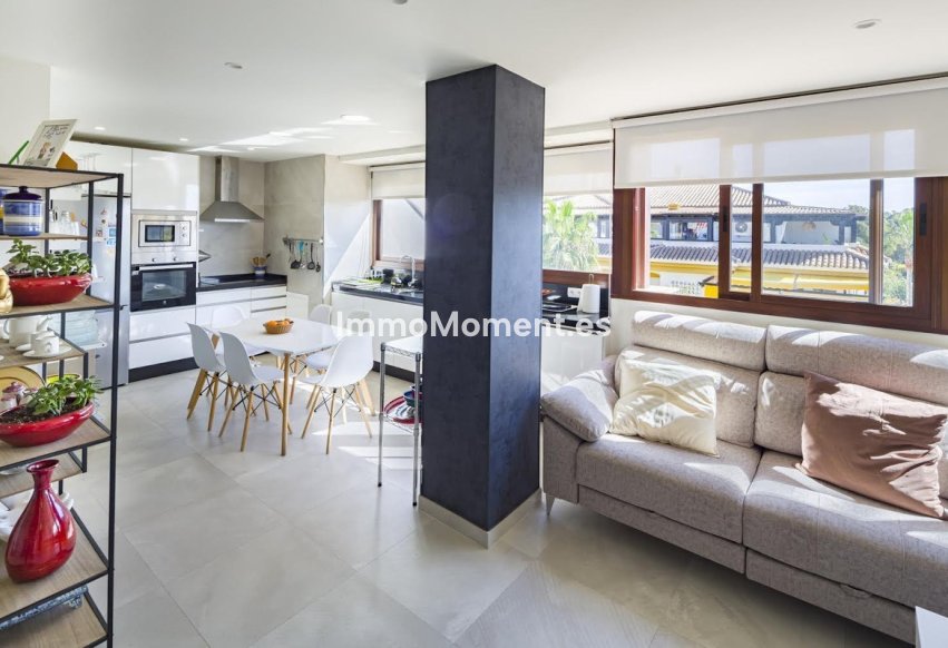 Resale - Apartment - Marbella - Nueva Andalucía