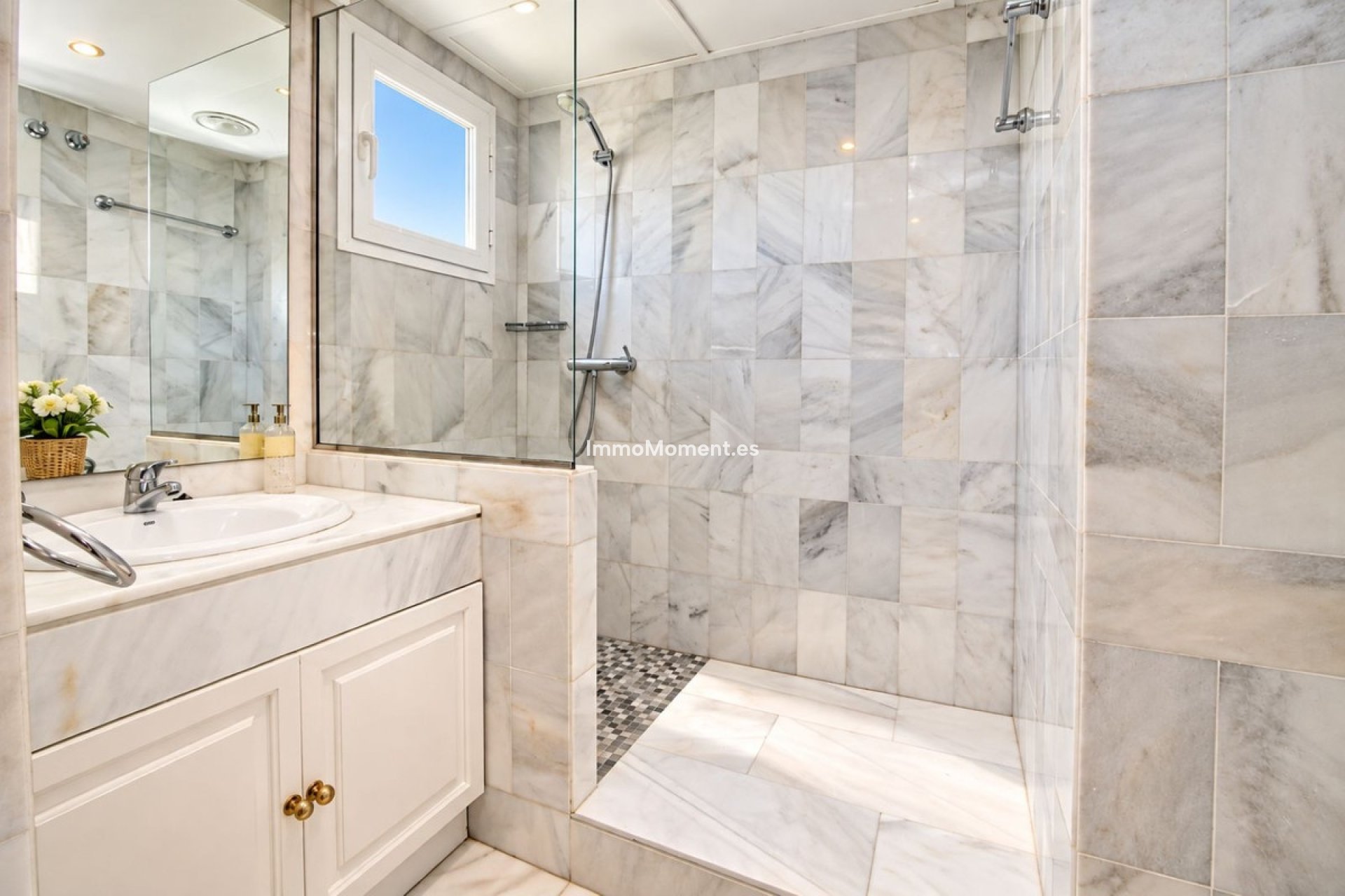 Resale - Apartment - Marbella - Nueva Andalucía