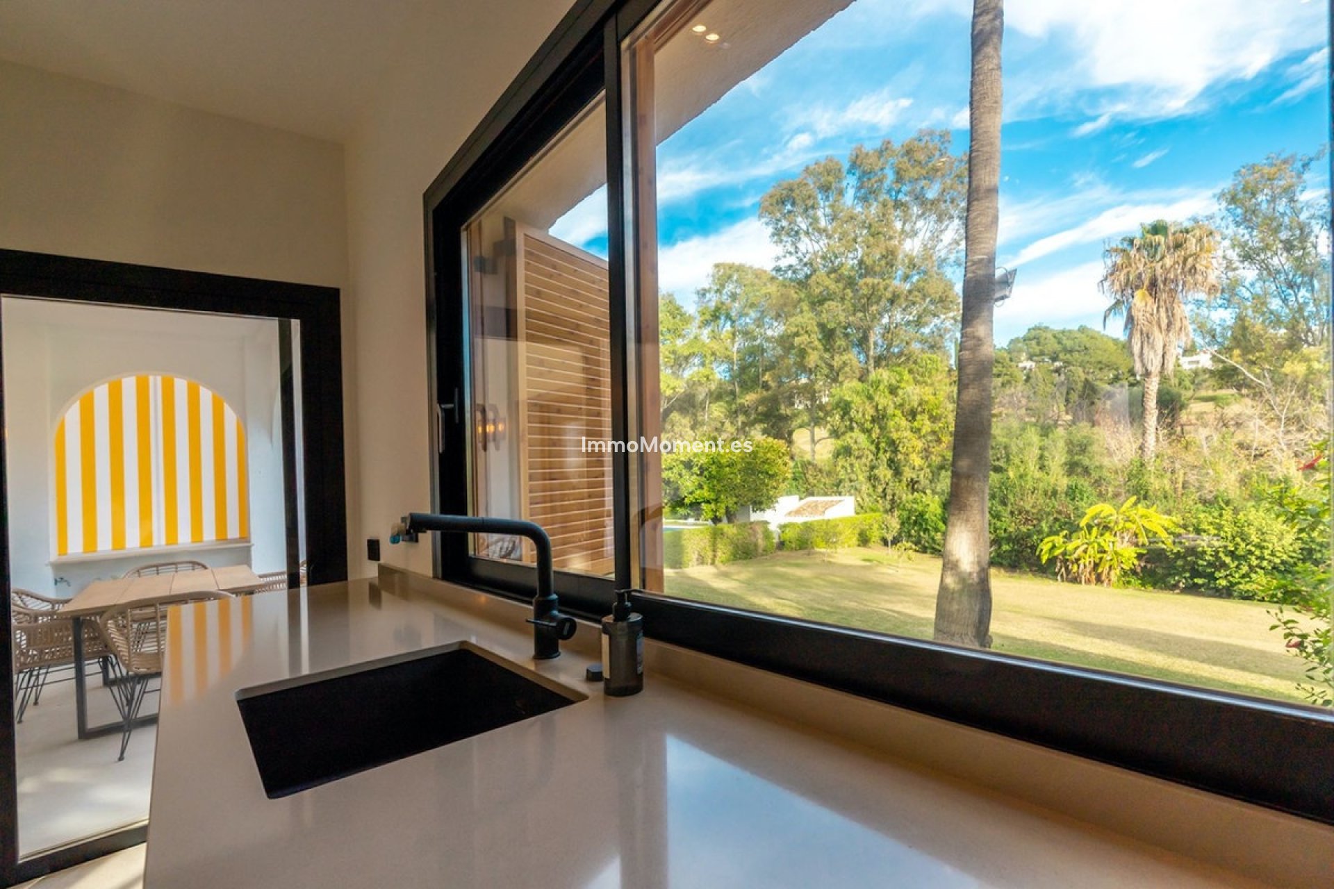 Resale - Apartment - Marbella - Nueva Andalucía