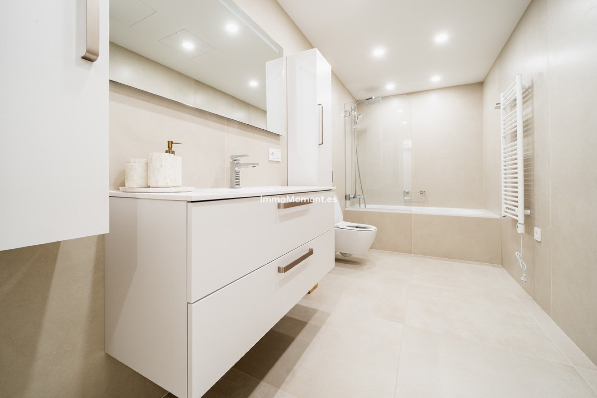 Resale - Apartment - Marbella - Nueva Andalucía