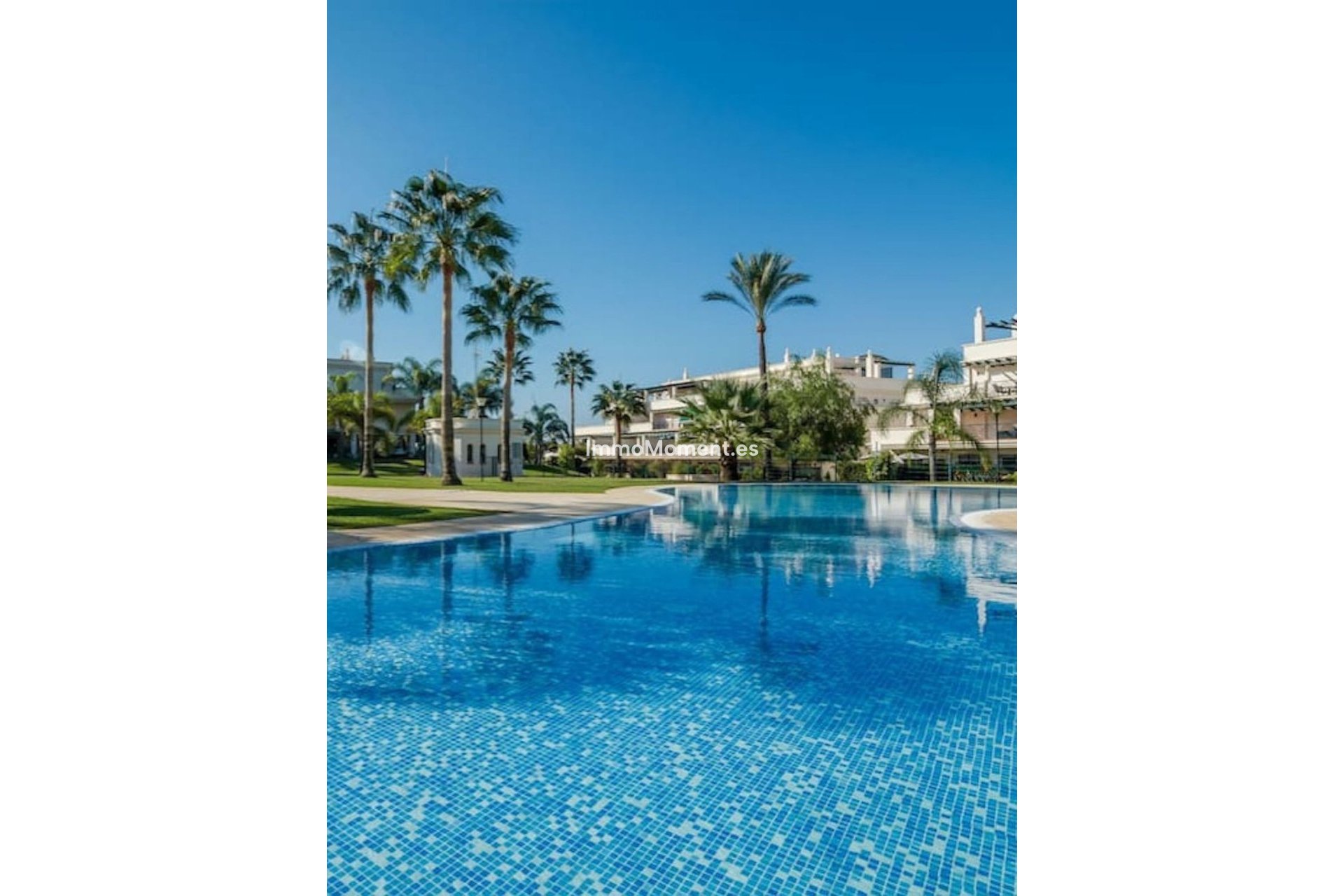 Resale - Apartment - Marbella - Nueva Andalucía