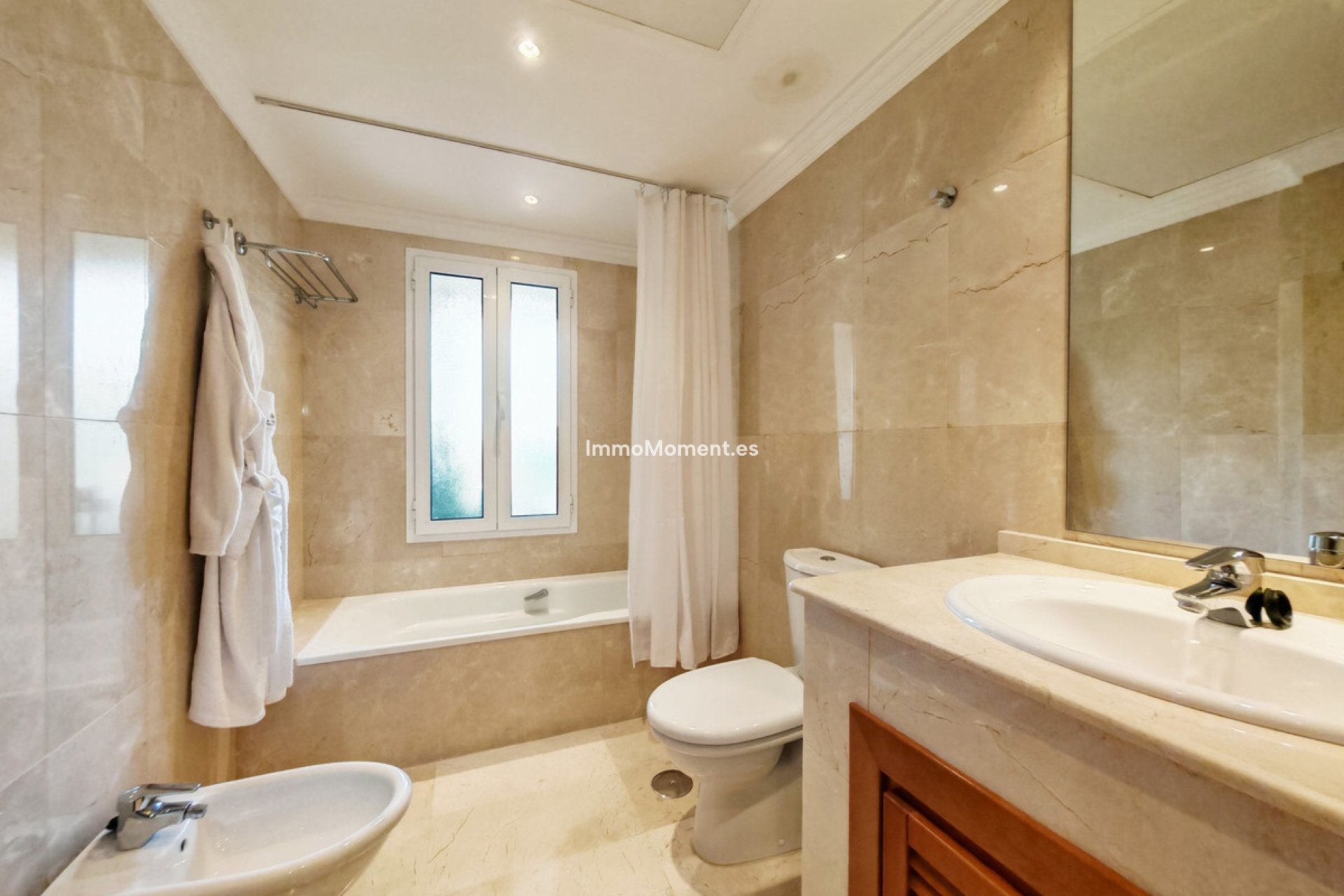 Resale - Apartment - Marbella - Nueva Andalucía