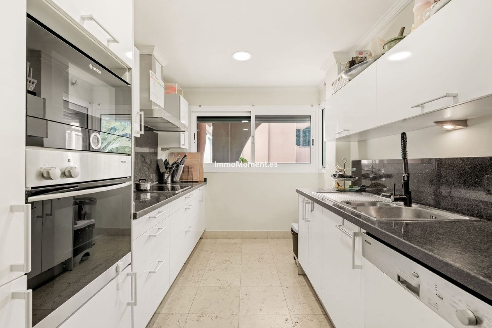 Resale - Apartment - Marbella - Nueva Andalucía