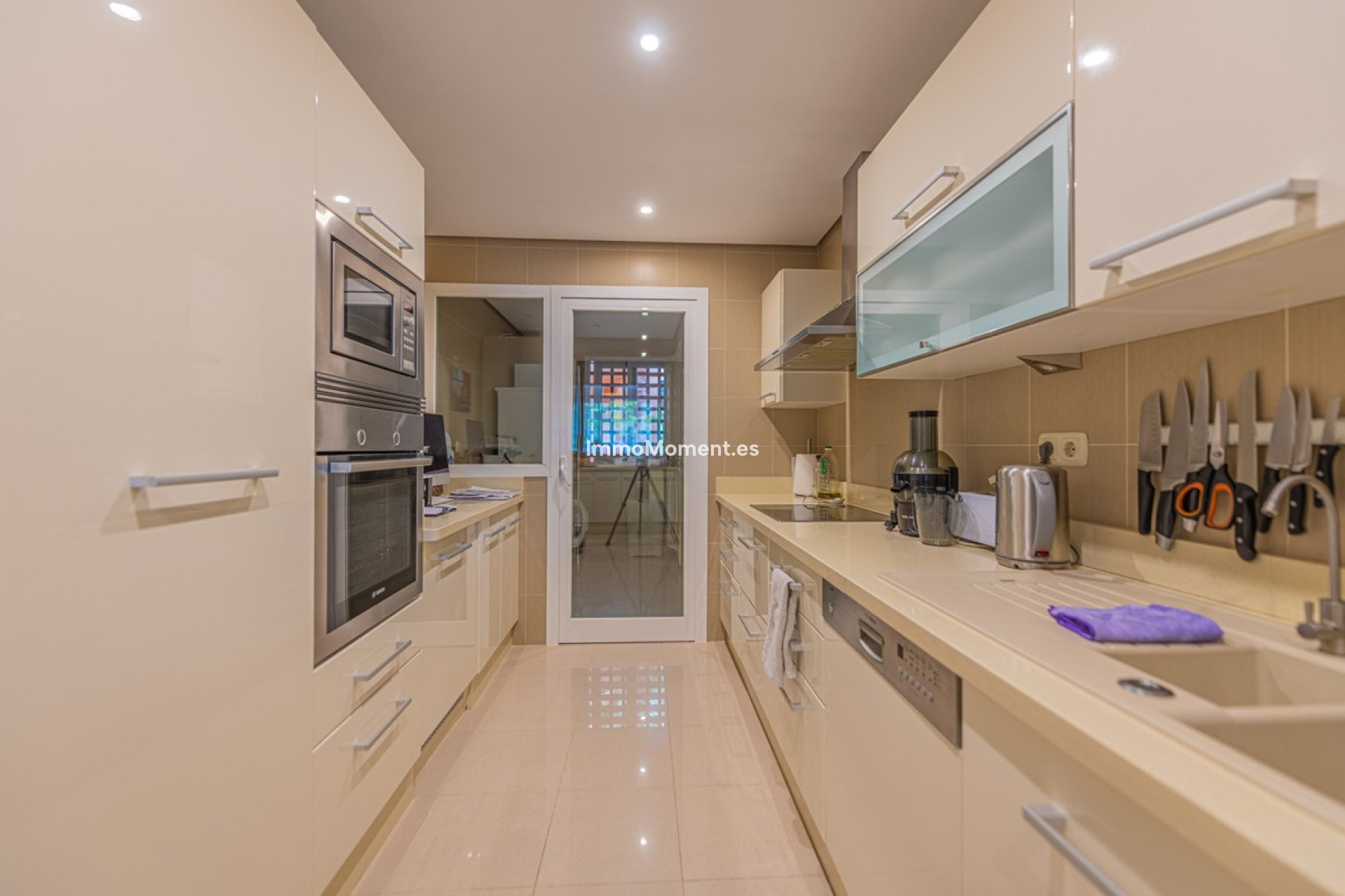 Resale - Apartment - Marbella - Nueva Andalucía