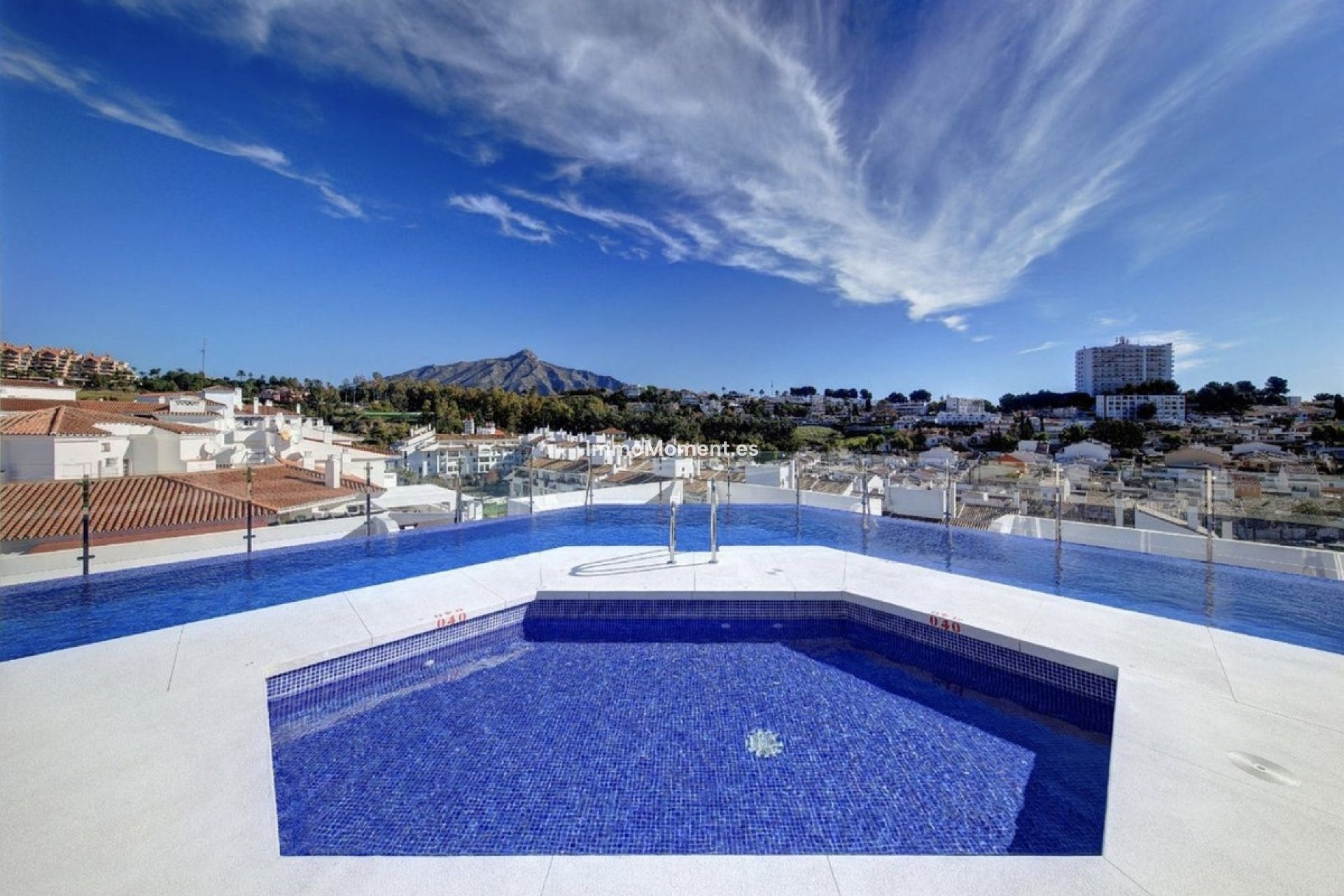 Resale - Apartment - Marbella - Nueva Andalucía