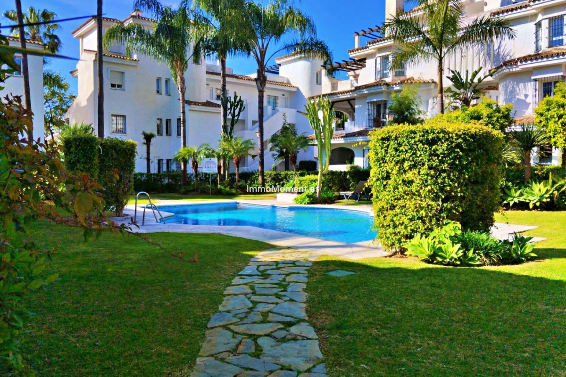 Resale - Apartment - Marbella - Nueva Andalucía