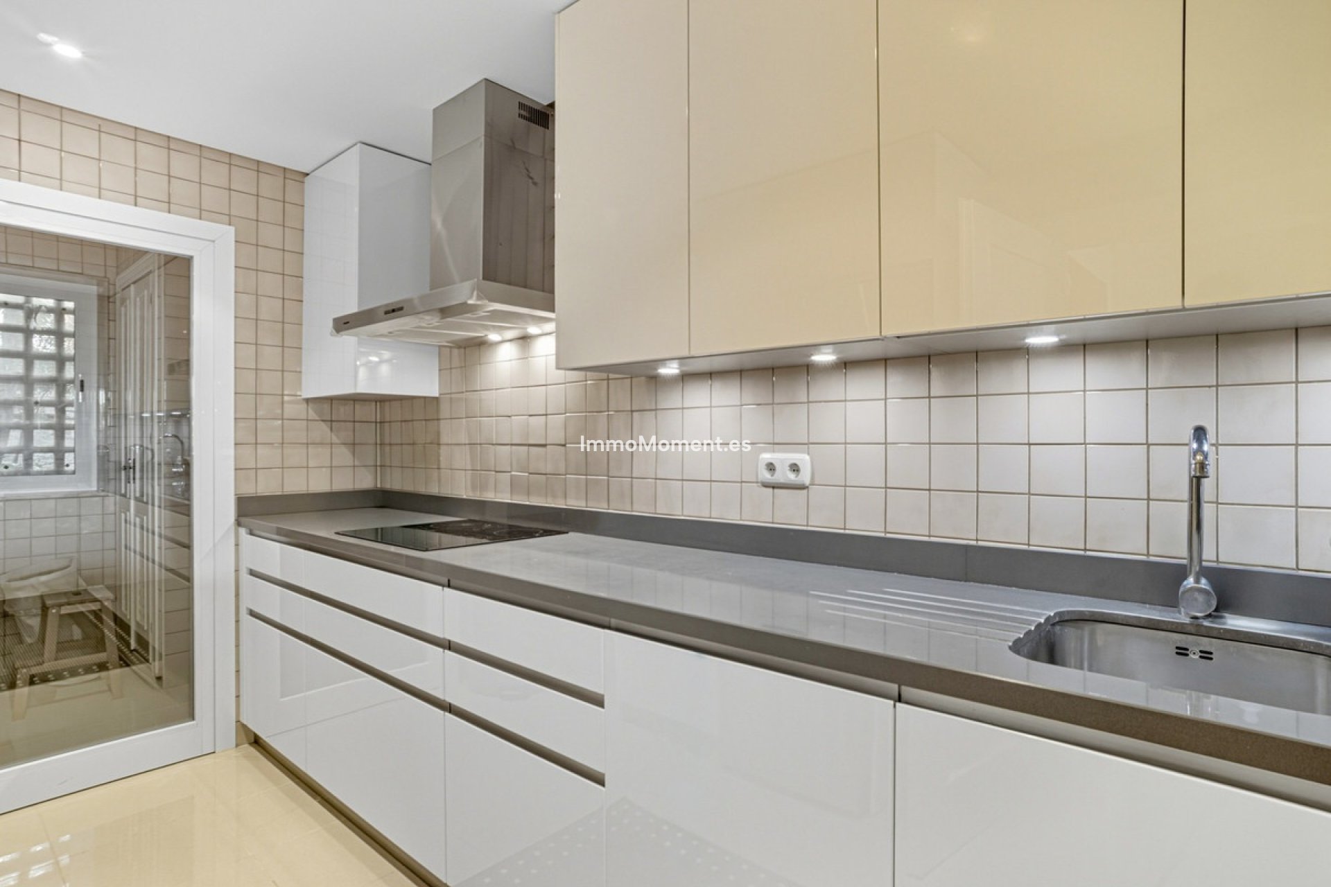 Resale - Apartment - Marbella - Nueva Andalucía