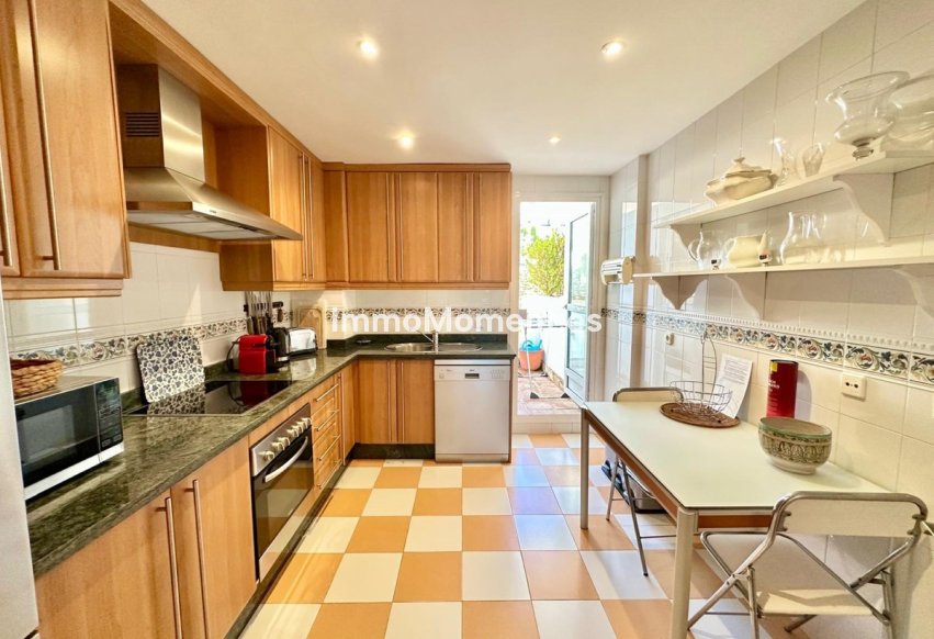 Resale - Apartment - Marbella - Nueva Andalucía