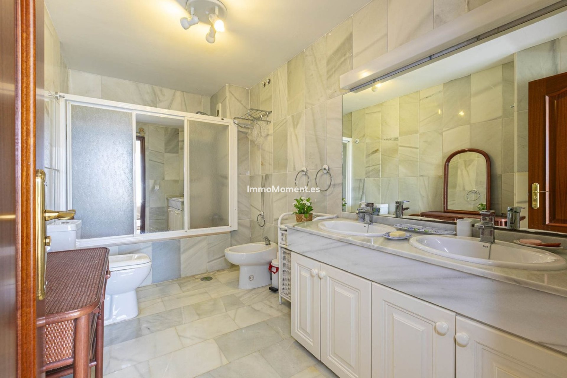 Resale - Apartment - Marbella - Nueva Andalucía