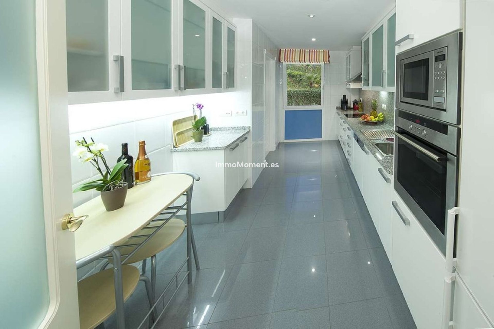 Resale - Apartment - Marbella - Nueva Andalucía